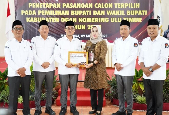 Ketua KPU OKU Timur Denis Firmansyah menyerahkan penghargaan khusus kepada Kepala Diskominfo OKU Timur, Sri Suhartati. 
