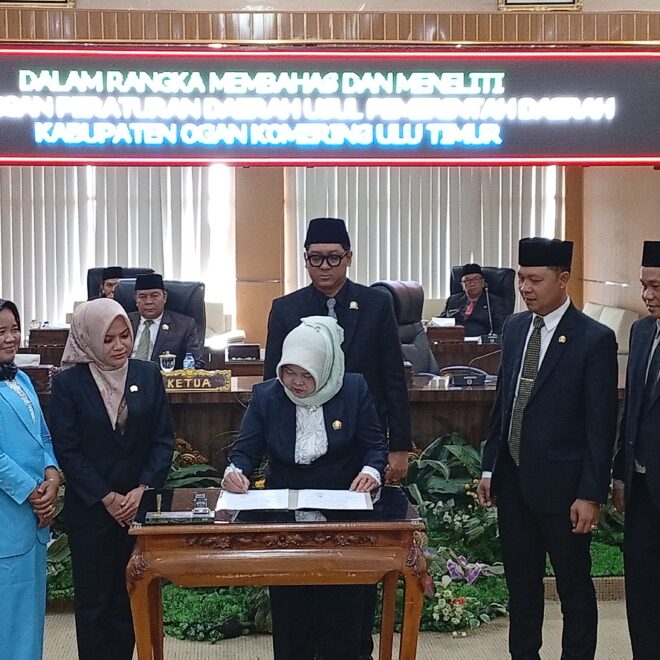 Penandatanganan usulan raperda menjadi Perda antara DPRD dengan Pemda OKU Timur.