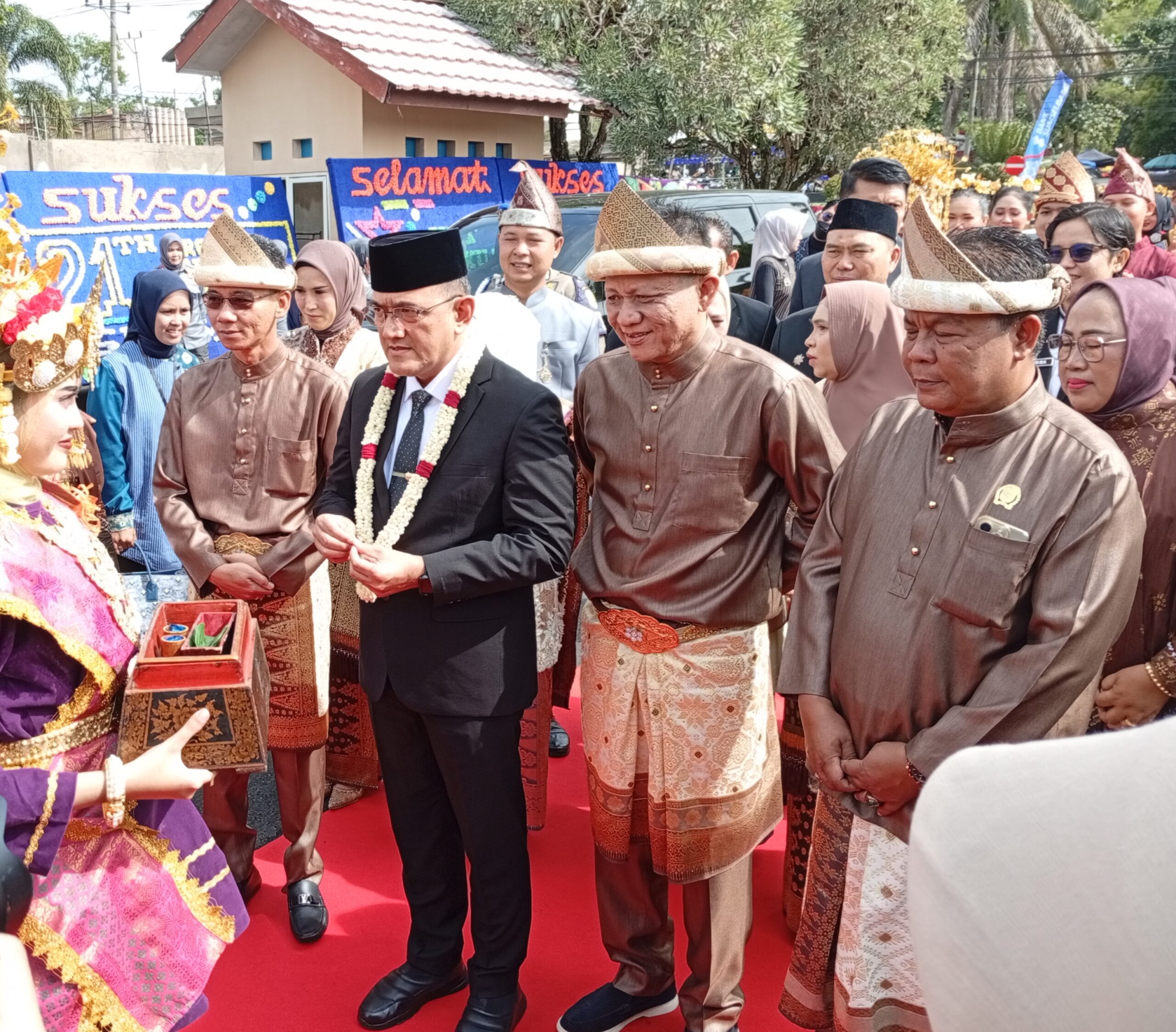 21 Tahun OKU Timur Maju Bersama Dalam Bingkai Kemuliaan Sekretaris Daerah Provinsi Sumatera Selatan Drs. H. Edwar Chandra, M.H. didampingi Bupati dan Wakil OKU Timur Ir. H. Lanosin, M.T., M.M. dan H.M. Adi Nugraha Purna Yudha, S.H menerima sekapur sirih.
