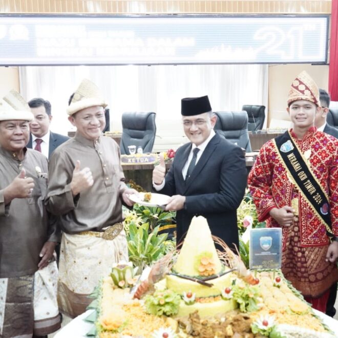 Potong Tumpeng HUT OKU Timur ke-21 oleh Sekretaris Daerah Provinsi Sumatera Selatan Drs. H. Edwar Chandra, M.H. didampingi Bupati OKU Timur Ir. H. Lanosin, M.T., M.M, Wakil Bupati OKU Timur H.M. Adi Nugraha Purna Yudha, S.H, dan Ketua DPRD Kabupaten OKU Timur Hermanto, S.E.