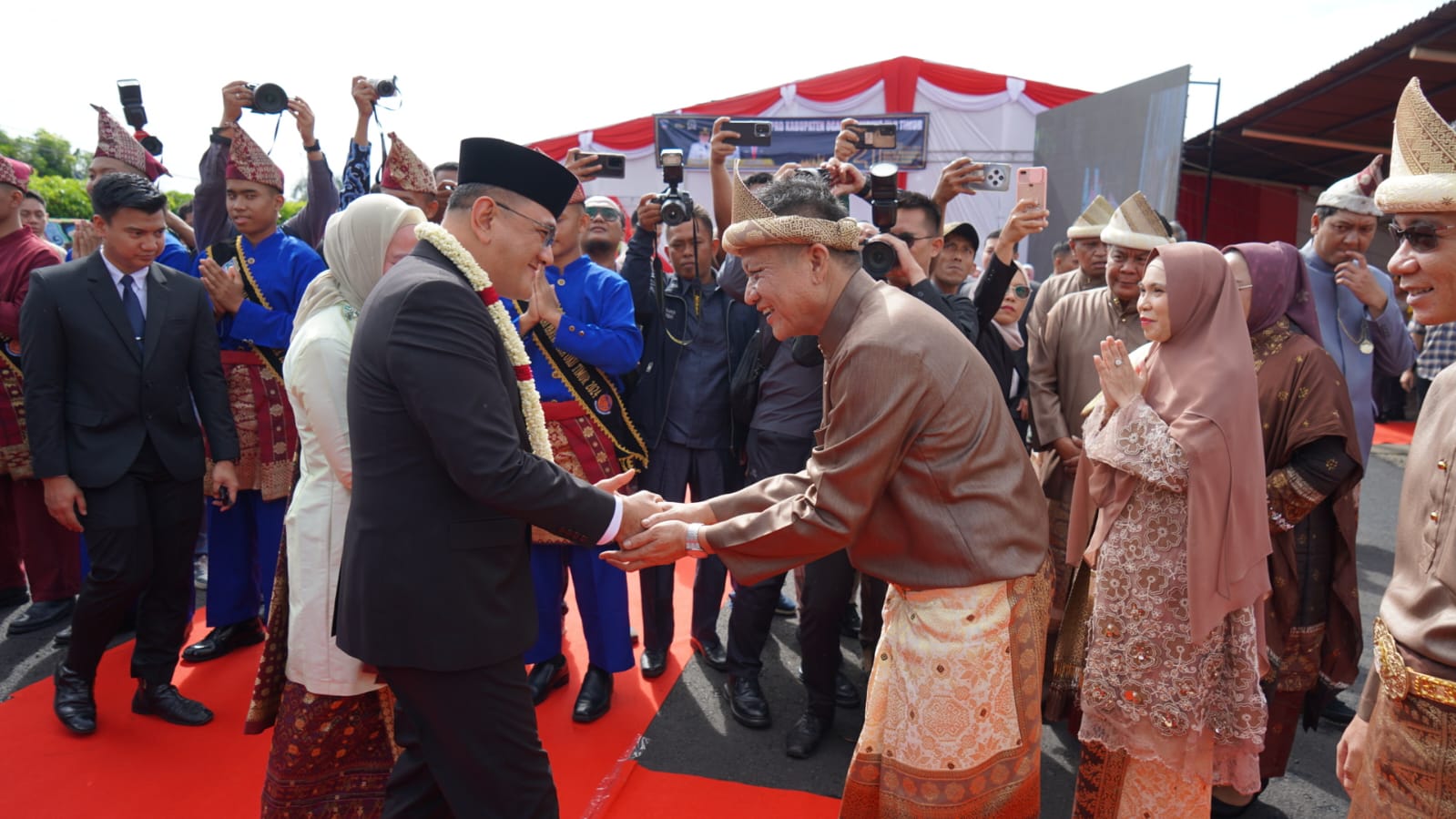 21 Tahun OKU Timur Maju Bersama Dalam Bingkai Kemuliaan Bupati OKU Timur Ir. H. Lanosin, M.T menyambut kedatangan Sekretaris Daerah Provinsi Sumatera Selatan Drs. H. Edwar Chandra, M.H.
