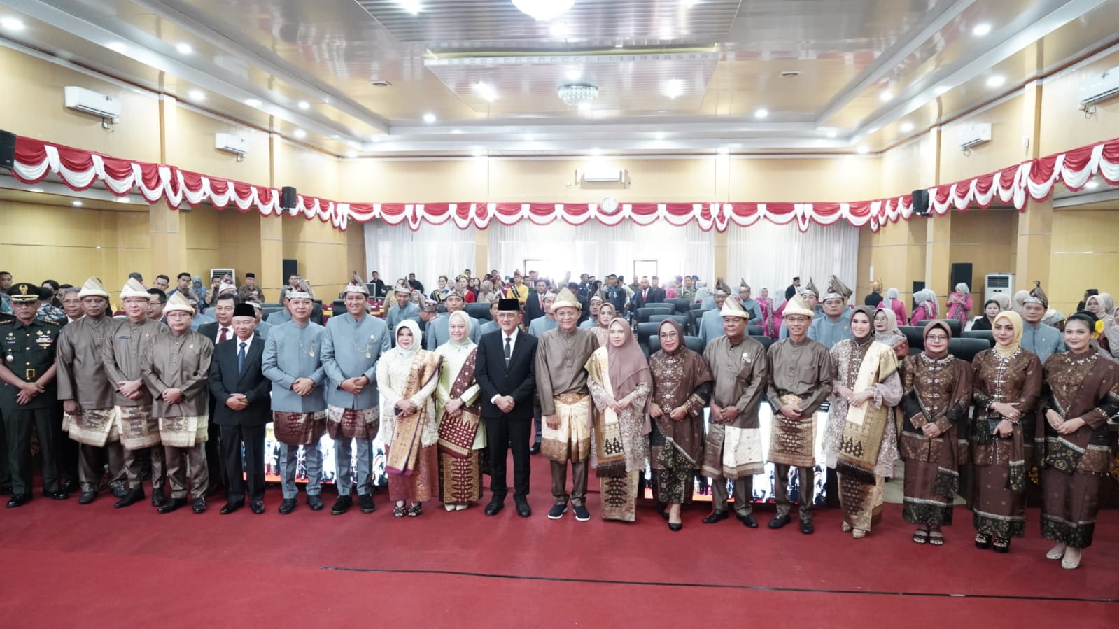 21 Tahun OKU Timur Maju Bersama Dalam Bingkai Kemuliaan Foto bersama usai Sidang Paripurna Istimewa DPRD Kabupaten OKU Timur dalam rangka memperingati HUT Kabupaten OKU Timur ke-21.