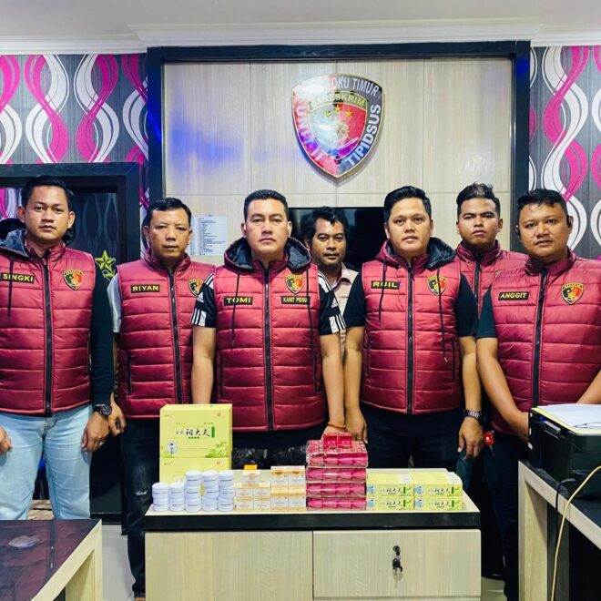 Unit Pidsus Satreskrim Polres OKU Timur saat menunjukkan barang bukti kosmetik ilegal.