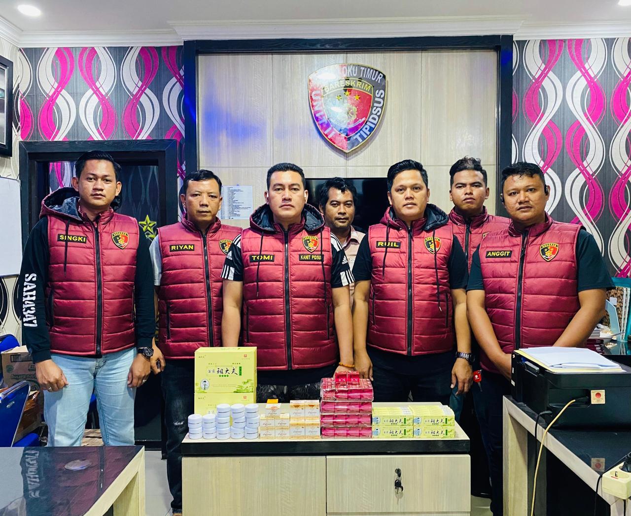 Unit Pidsus Satreskrim Polres OKU Timur saat menunjukkan barang bukti kosmetik ilegal.
