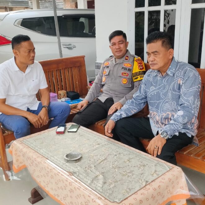 Kapolsek BMT Iptu Antoni Steven saat melakukan giat sambang silaturahmi di kediaman Kades Tanjung Mas Sumadi.