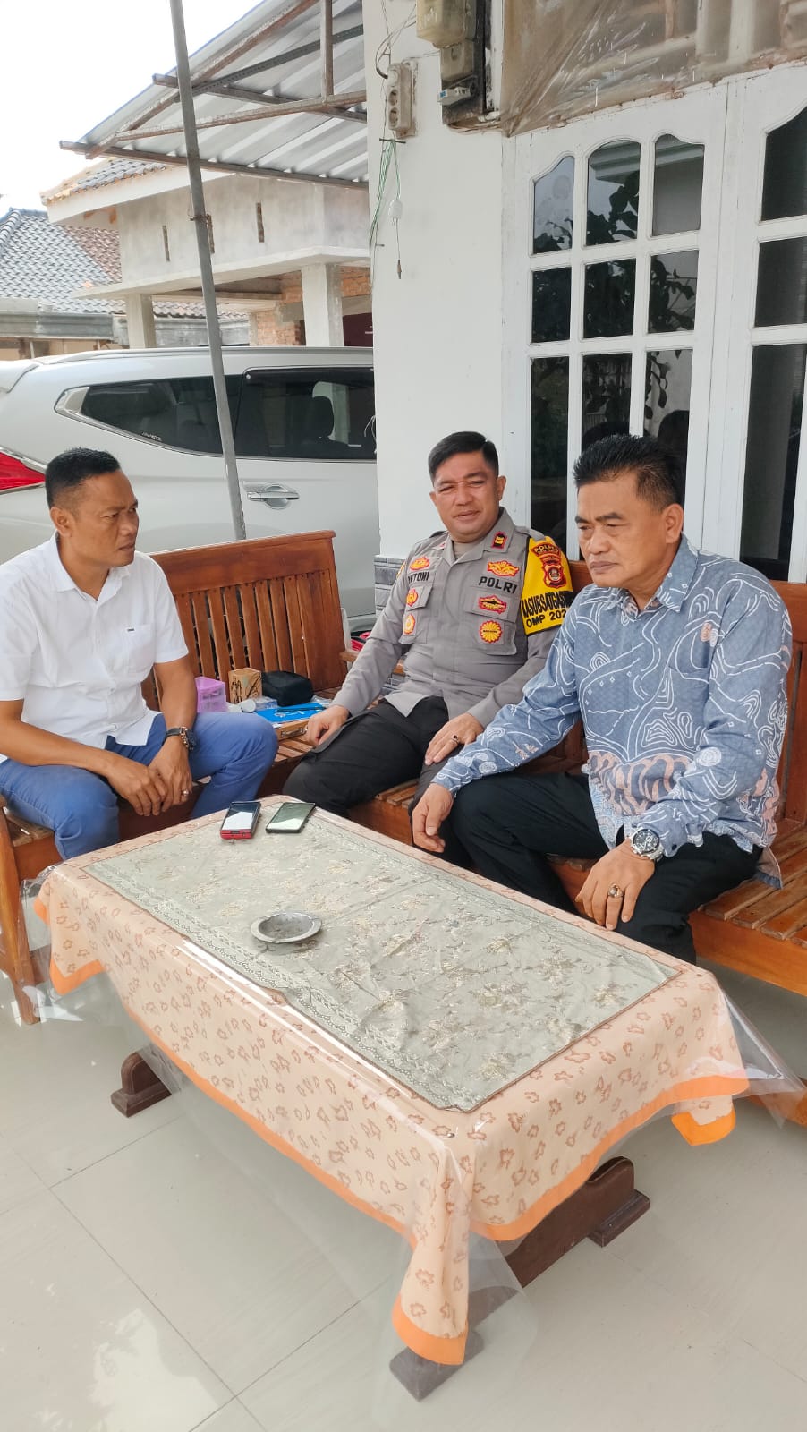 Kapolsek BMT Iptu Antoni Steven saat melakukan giat sambang silaturahmi di kediaman Kades Tanjung Mas Sumadi.