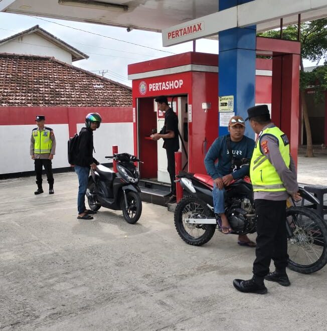 Anggota Polsek BMT melaksanakan giat Patroli PAM Objek Vital pengisian bahan bakar umum (Pertashop) di Desa Kumpul Rejo, Kecamatan BMT, Kabupaten OKU Timur.