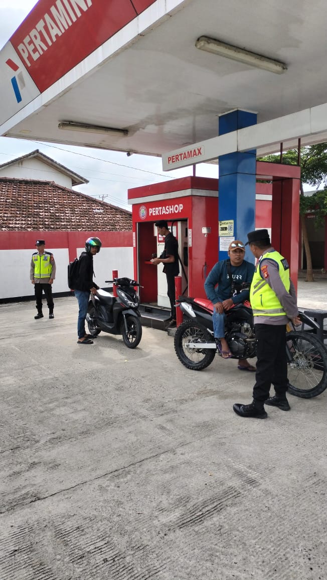 Anggota Polsek BMT melaksanakan giat Patroli PAM Objek Vital pengisian bahan bakar umum (Pertashop) di Desa Kumpul Rejo, Kecamatan BMT, Kabupaten OKU Timur.