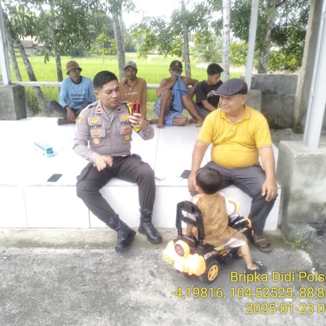 Kapolsek BMT IPTU Antoni Steven saat melakukan giat sambang silaturahmi dan cooling sistem dengan Sahlan, selaku Kades Tanjung Sari, Kecamatan BMT, Kabupaten OKU Timur.