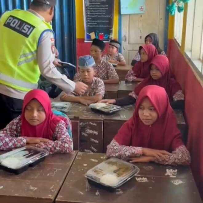 Polsek BMT mengisi Jumat berkah dengan berbagi makanan bergizi kepada anak-anak SD Sumber Asri.