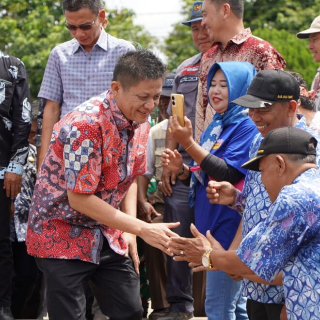 Bupati OKU Timur Lanosin menyalami pengunjung sebelum dibukanya kegiatan Pameran Bazzar dan UMKM Murah Zona II dalam rangka Hari Jadi ke-21 Tahun 2025 di Alun-alun Sebiduk Sehaluan Belitang, pada Jumat (2401/2025).