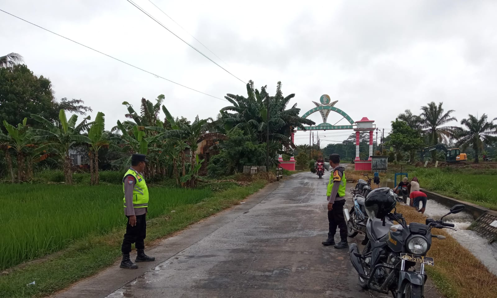 Dua personel Polsek BMT tengah melakukan patroli di jalanan dan daerah sepi, mencegah munculnya 3C