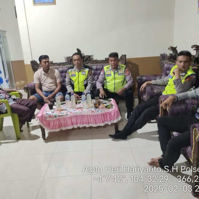 Personel Polsek BMT saat melakukan giat Cooling Sistem dan sambang silaturahmi di Desa Teko Rejo, Kecamatan Buay Madang Timur, Kabupaten OKU Timur.