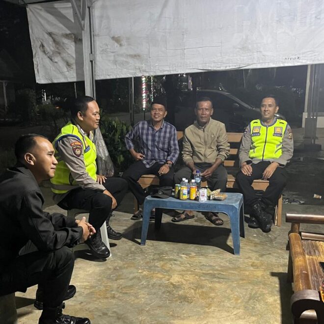 Giat Cooling Sistem dan Sambang Silaturahmi Polsek BMT bersama masyarakat Desa Raman Agung yang tengah melaksanakan ronda malam.