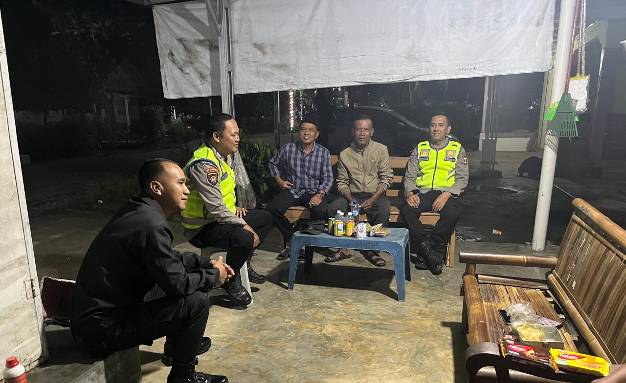 Giat Cooling Sistem dan Sambang Silaturahmi Polsek BMT bersama masyarakat Desa Raman Agung yang tengah melaksanakan ronda malam.