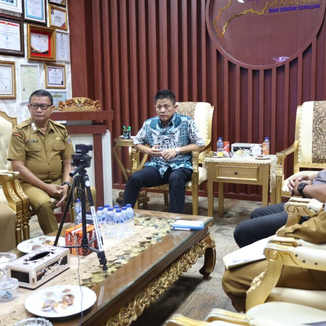 Bupati OKU Timur Lanosin didampingi oleh Staf Ahli Bidang Perekonomian dan Pembangunan Nasrul Bani, dan Staf Khusus Suparman mengikuti secara virtual Rapat Koordinasi Penyerapan dan Pengendalian Harga Gabah di Provinsi Sumatera Selatan.