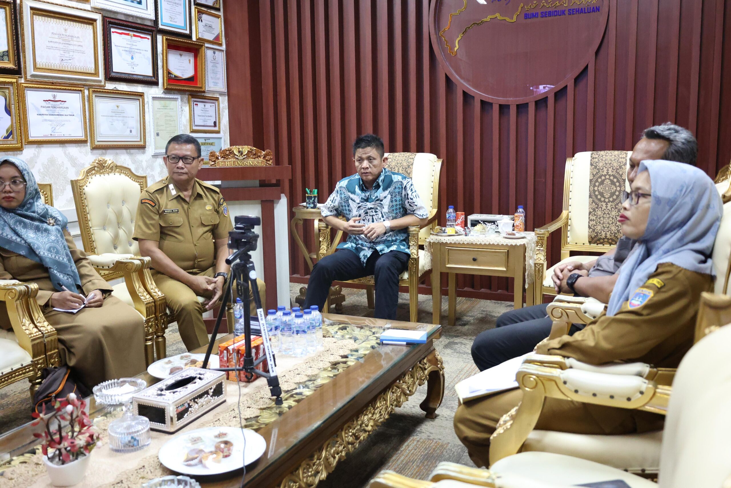 Bupati OKU Timur Lanosin didampingi oleh Staf Ahli Bidang Perekonomian dan Pembangunan Nasrul Bani, dan Staf Khusus Suparman mengikuti secara virtual Rapat Koordinasi Penyerapan dan Pengendalian Harga Gabah di Provinsi Sumatera Selatan.
