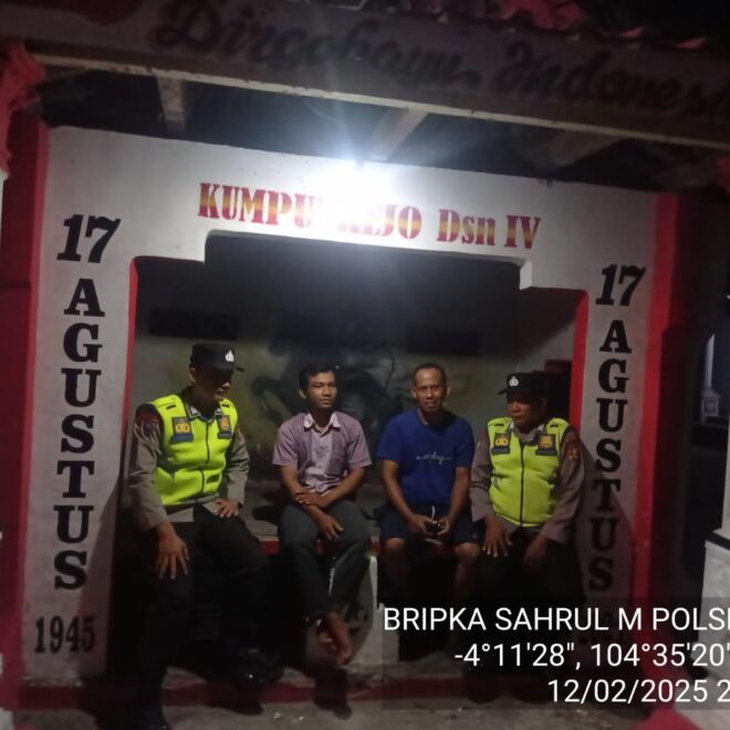 Personel Polsek BMT saat melakukan patroli malam dan sambang ronda malam, menyampaikan himbauan pentingnya Siskamling.