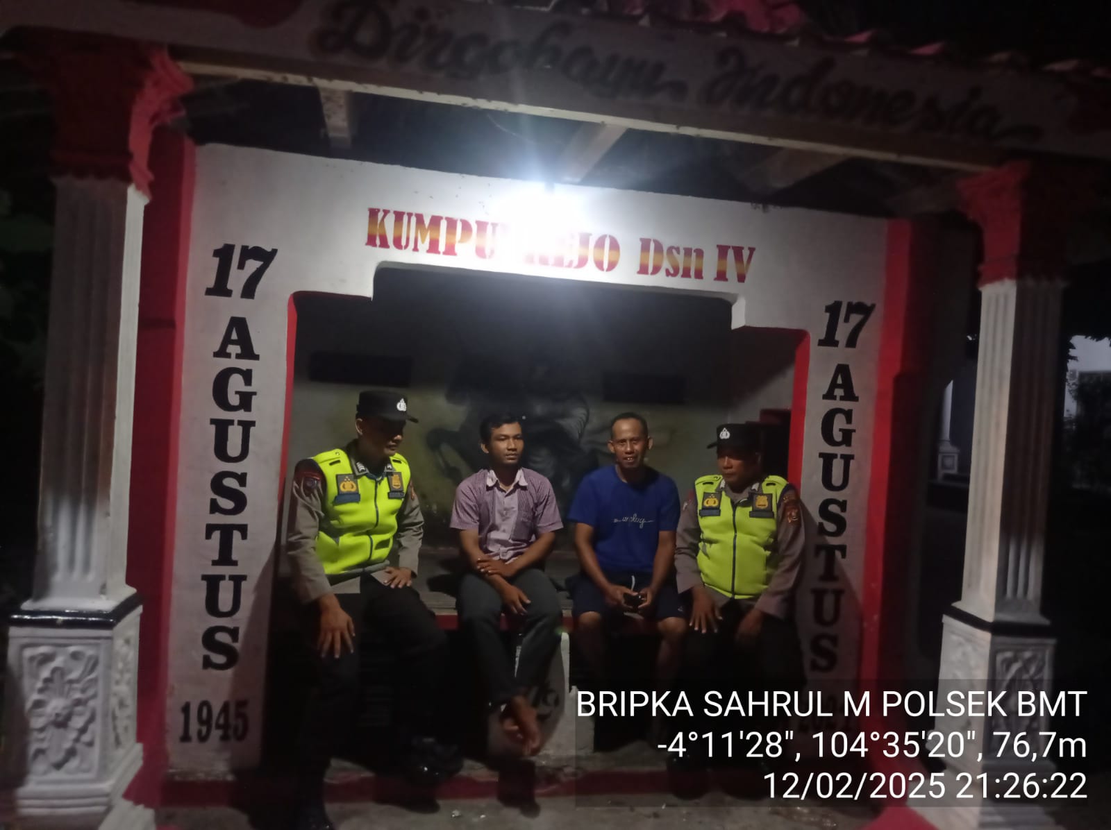 Personel Polsek BMT saat melakukan patroli malam dan sambang ronda malam, menyampaikan himbauan pentingnya Siskamling.