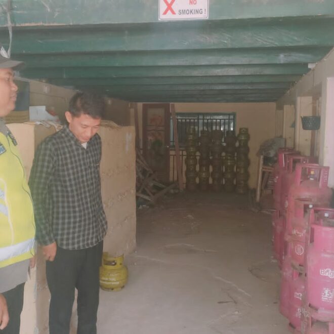 Personel Polsek BMT melakukan pengecekan persediaan gas LPG 3kg di Pangkalan LPG BKIII.