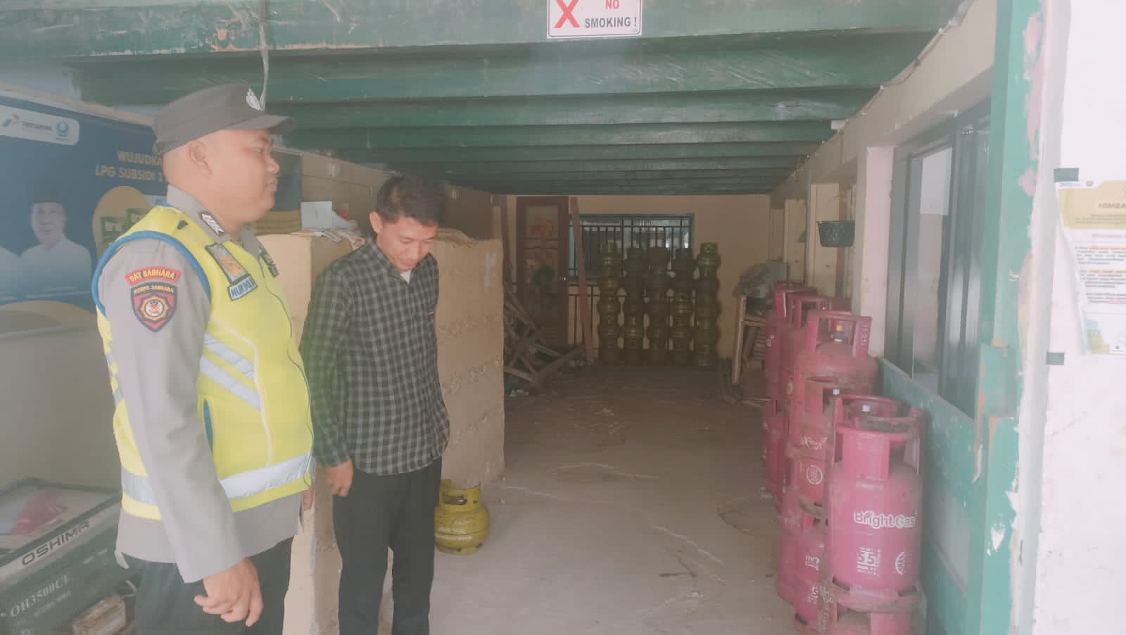 Personel Polsek BMT melakukan pengecekan persediaan gas LPG 3kg di Pangkalan LPG BKIII.