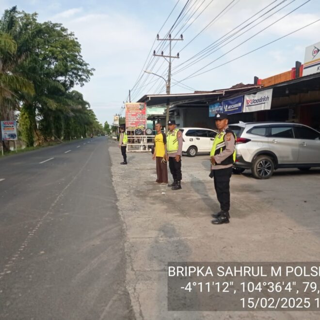 Polsek BMT Polres OKU Timur melakukan patroli mengantisipasi munculnya aksi balap liar.