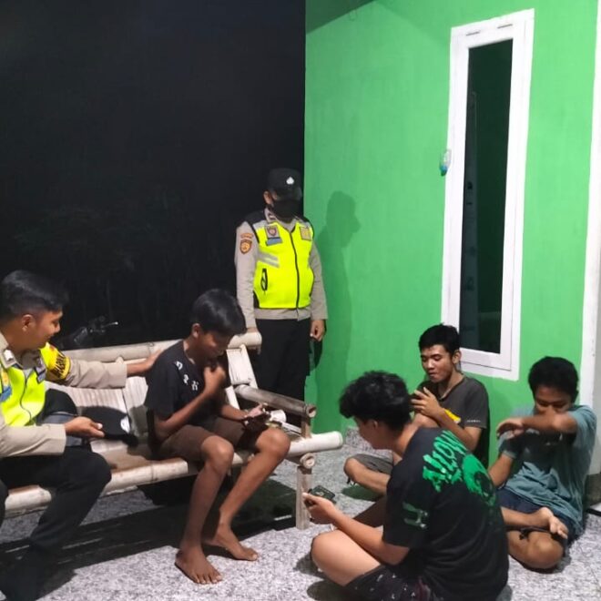 Personel BMT melakukan sambang di lokasi nongkrong remaja, memberikan edukasi dampak buruk kegiatan balap liar.