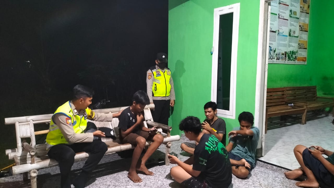 Personel BMT melakukan sambang di lokasi nongkrong remaja, memberikan edukasi dampak buruk kegiatan balap liar.