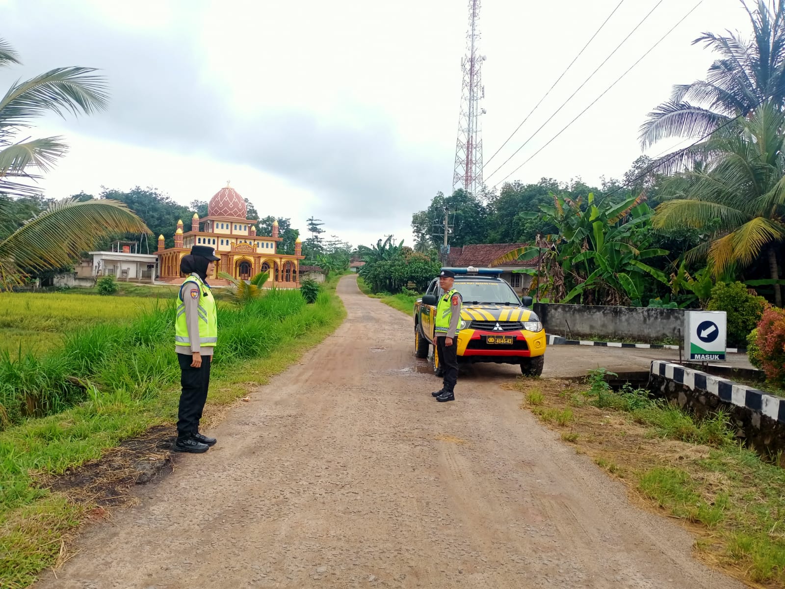 Personil Polsek BMT melalukan patroli rutin. 