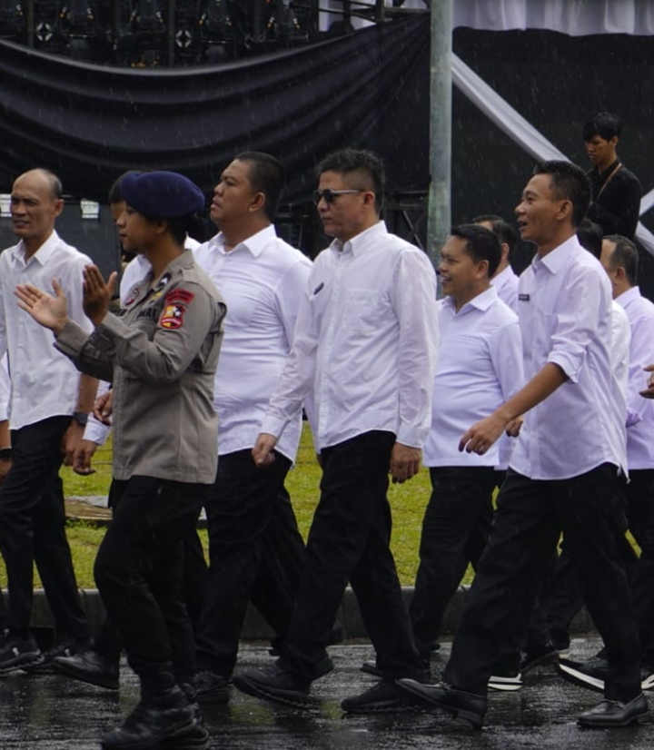 Enos - Yudha mengikuti gladi bersih persiapan pelantikan kepala daerah masa jabatan 2025-2030, di Tugu Monumen Nasional (Monas) Jakarta, pada Rabu (19/02/2025).
