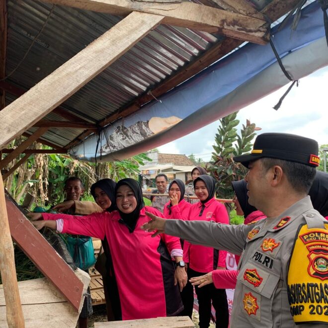 Ketua Ranting Bhayangkari Polsek  Buay Madang Timur, Rini Antoni melakukan pengecekan pembudidayaan ternak hewan kambing. 