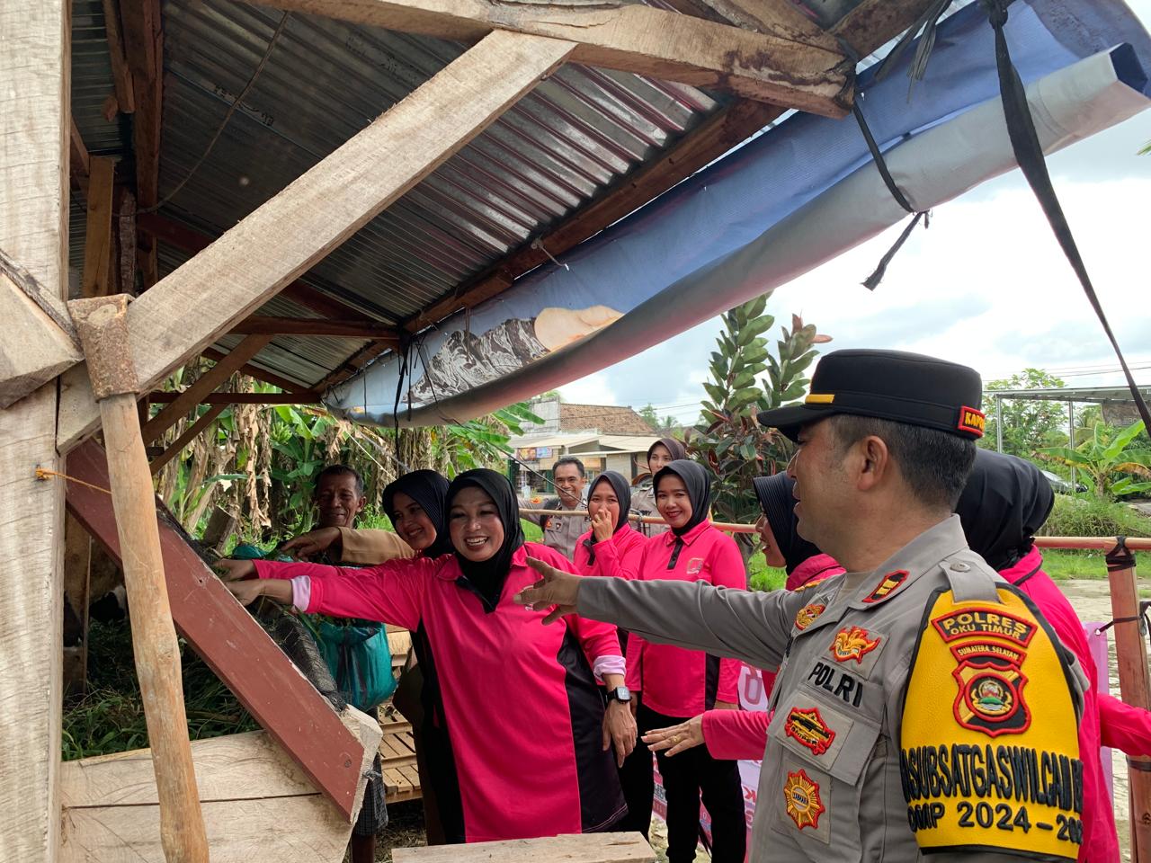 Ketua Ranting Bhayangkari Polsek  Buay Madang Timur, Rini Antoni melakukan pengecekan pembudidayaan ternak hewan kambing. 