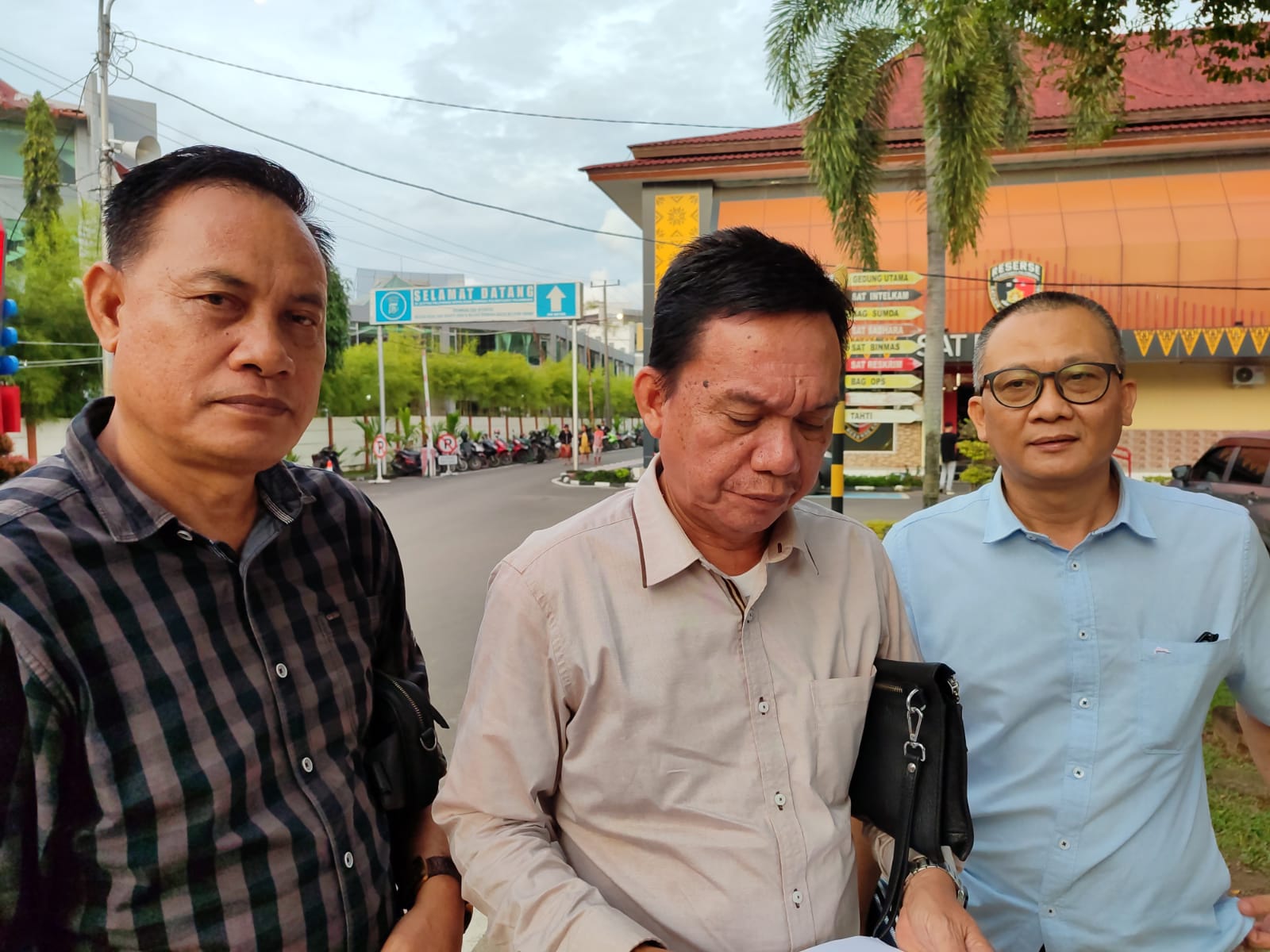 Kuasa hukum terlapor usai membuat Laporan Polisi.