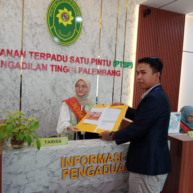 Ketua AMSSSPTK menyerahkan berkas laporan ke Pengadilan Tinggi Palembang.