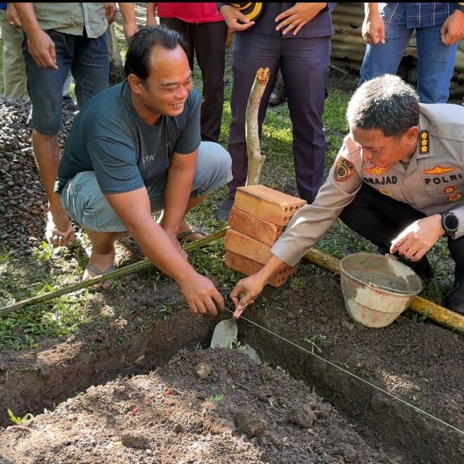 Karo SDM Polda Sumsel meletakan batu pertama program bedah rumah.