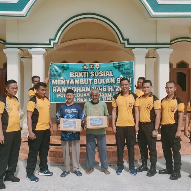 Jajaran Polsek BMT gelar Bakti Sosial bersih-bersih Masjid Al-Furqon dan membagikan paket sembako.