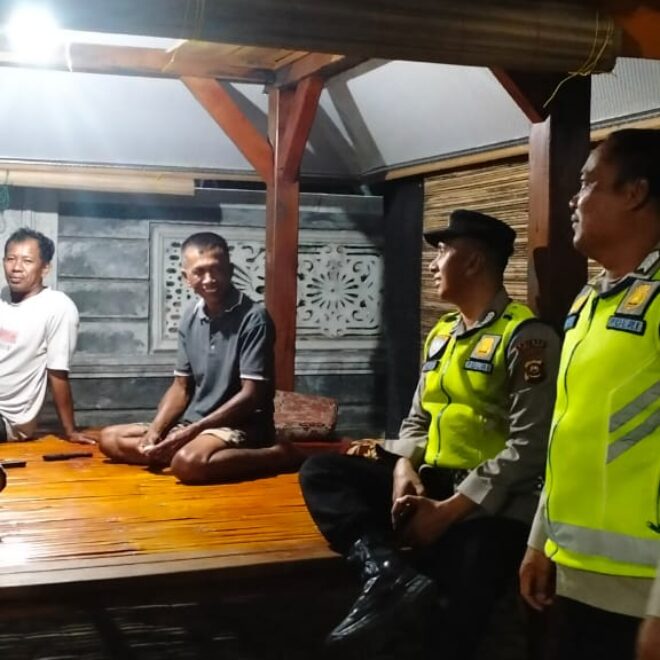 Giat sambang Personel Polsek BMT di Pos ronda bersama warga di Desa Sukamaju.