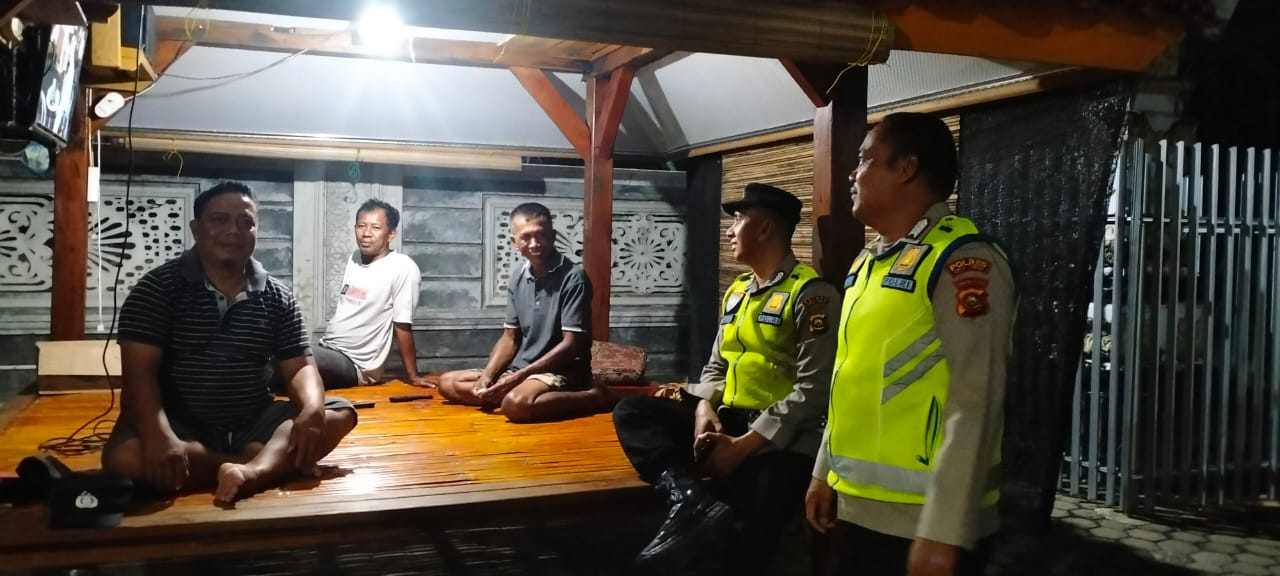 Giat sambang Personel Polsek BMT di Pos ronda bersama warga di Desa Sukamaju.
