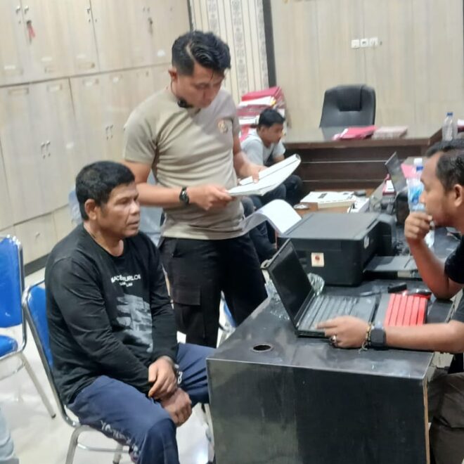 Tersangka tindak pidana Curas PR Als GR Bin SR (62) saat menjalani pemeriksaan di Polres OKU Timur.
