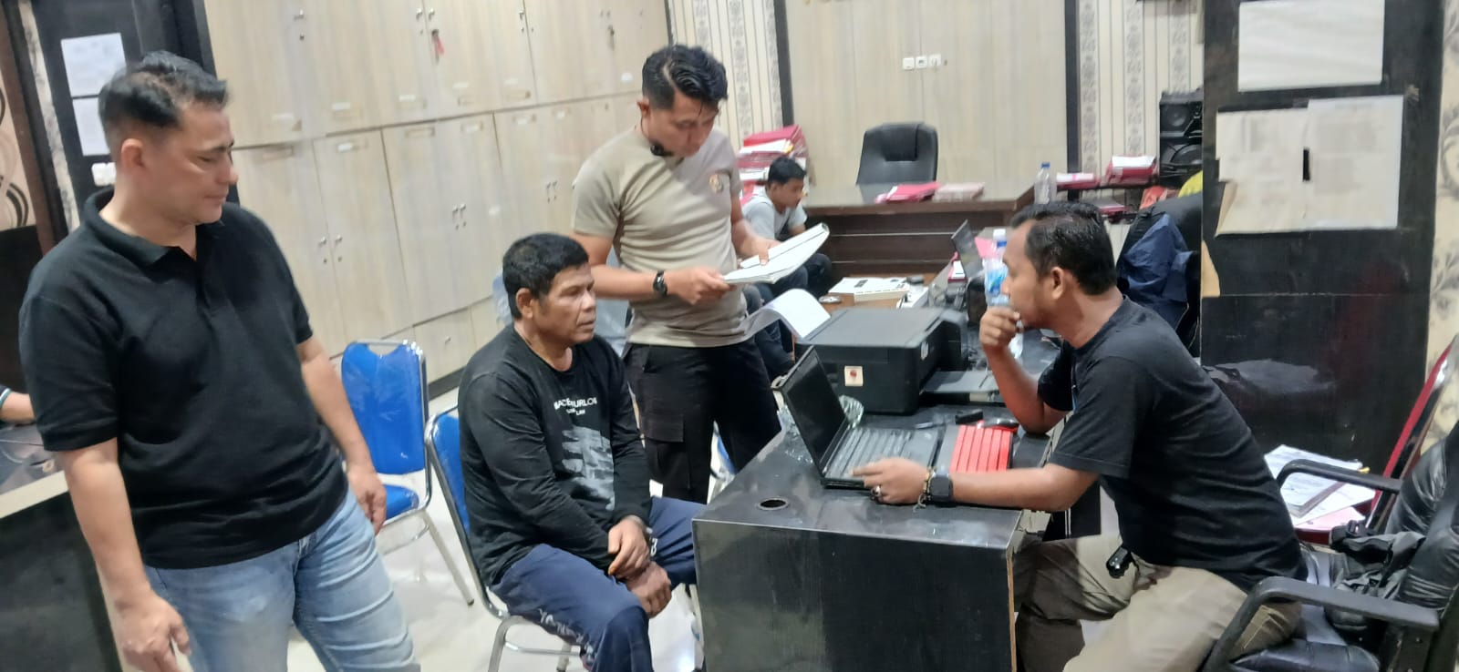 Tersangka tindak pidana Curas PR Als GR Bin SR (62) saat menjalani pemeriksaan di Polres OKU Timur.