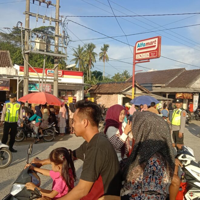 Personel Polsek BMT melakukan pengamanan dan pengaturan lalu lintas di sekitar area Pasar Takjil di Desa Sumber Mulyo, Kecamatan BMT, Kabupaten OKU Timur.