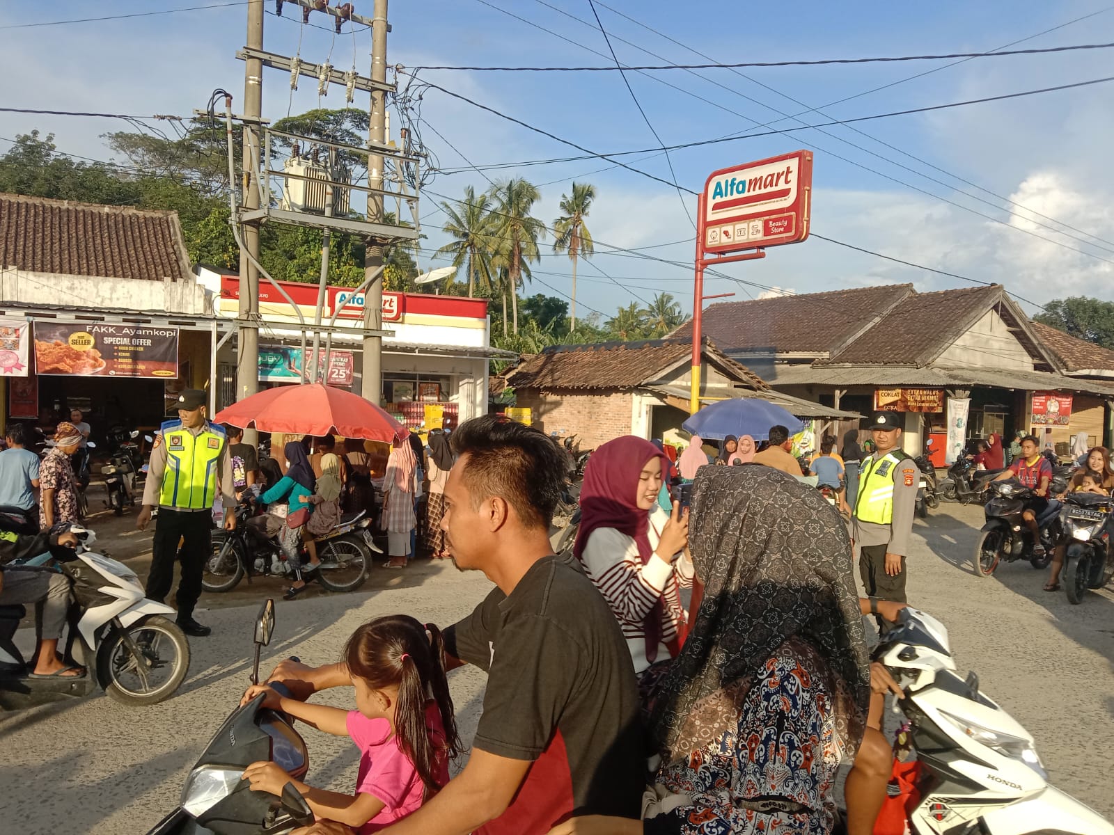 Personel Polsek BMT melakukan pengamanan dan pengaturan lalu lintas di sekitar area Pasar Takjil di Desa Sumber Mulyo, Kecamatan BMT, Kabupaten OKU Timur.