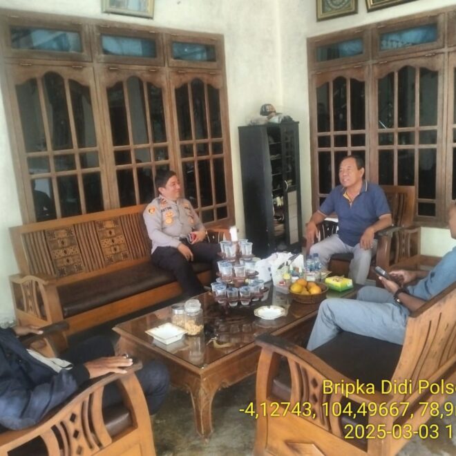 Kapolsek BMT Iptu Antoni Steven dan jajaran melakukan giat sambang silaturahmi dan cooling sistem dengan tokoh masyarakat.
