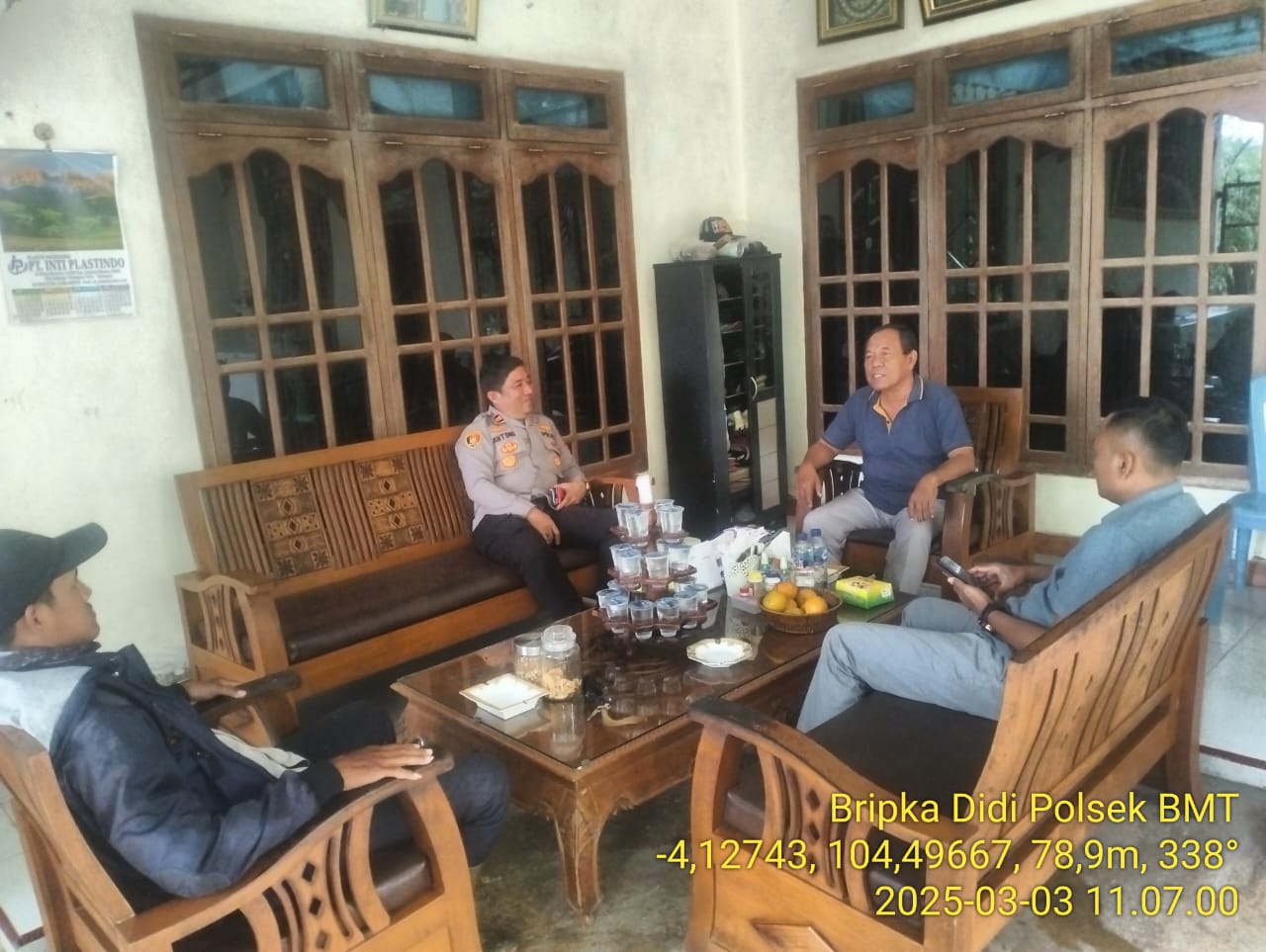 Kapolsek BMT Iptu Antoni Steven dan jajaran melakukan giat sambang silaturahmi dan cooling sistem dengan tokoh masyarakat.