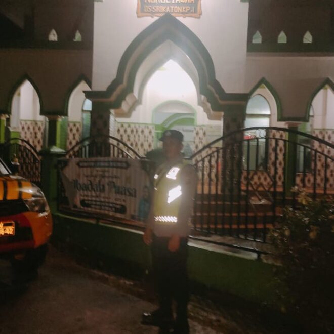 Personel Polsek BMT melaksanakan giat pengamanan Sholat Tarawih.