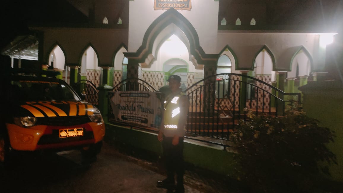 Personel Polsek BMT melaksanakan giat pengamanan Sholat Tarawih.