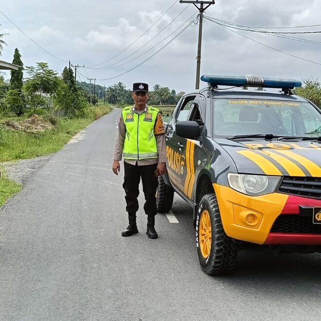 Personel Polsek BMT melakukan patroli.