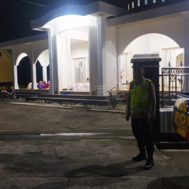 Personel Polsek BMT melakukan patroli pengamanan Sholat Tarawih di WilKum Polsek BMT.