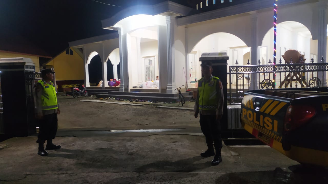 Personel Polsek BMT melakukan patroli pengamanan Sholat Tarawih di WilKum Polsek BMT.