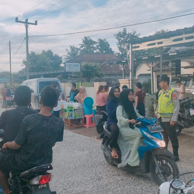 Polsek BMT melaksanakan pengamanan Tempat Keramaian Pasar Bedug/penjual takjil di Desa Sumber Mulyo.